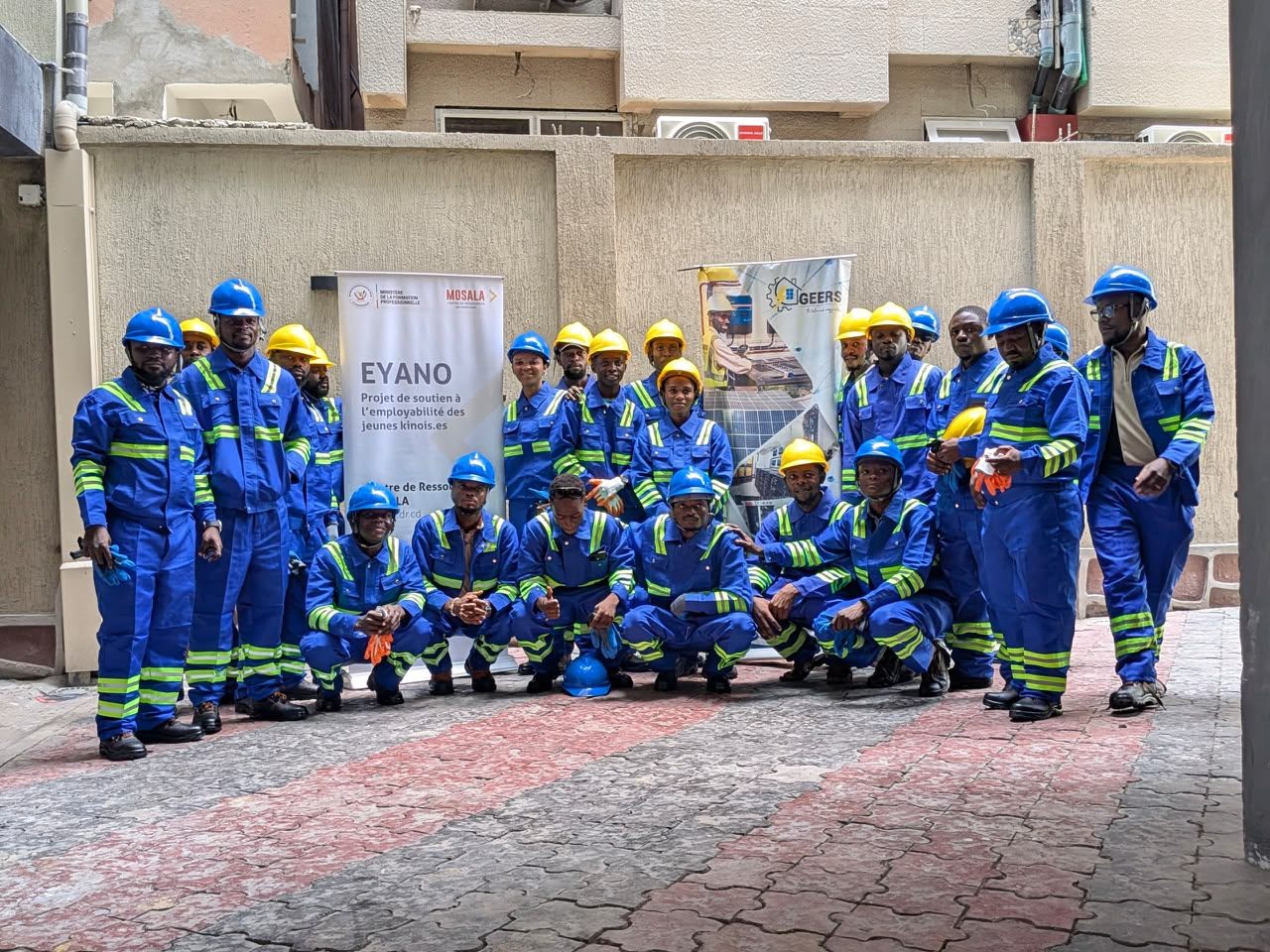Équipe de GEERS SARL réunie au siège de Kinshasa