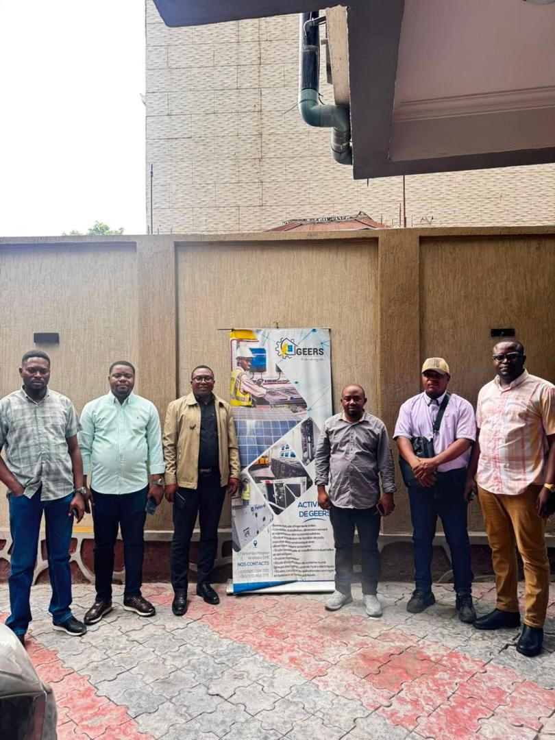 Équipe de GEERS SARL et ses partenaires devant le siège de Kinshasa