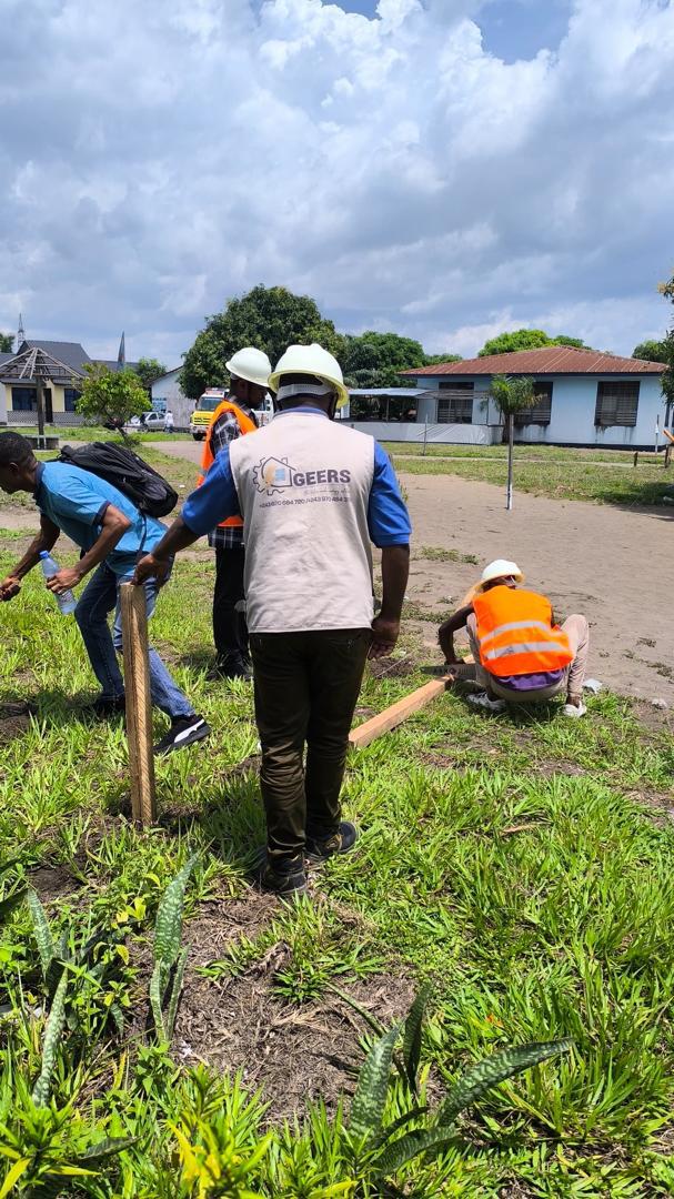 Technicien GEERS en repérage sur un site de Kinshasa