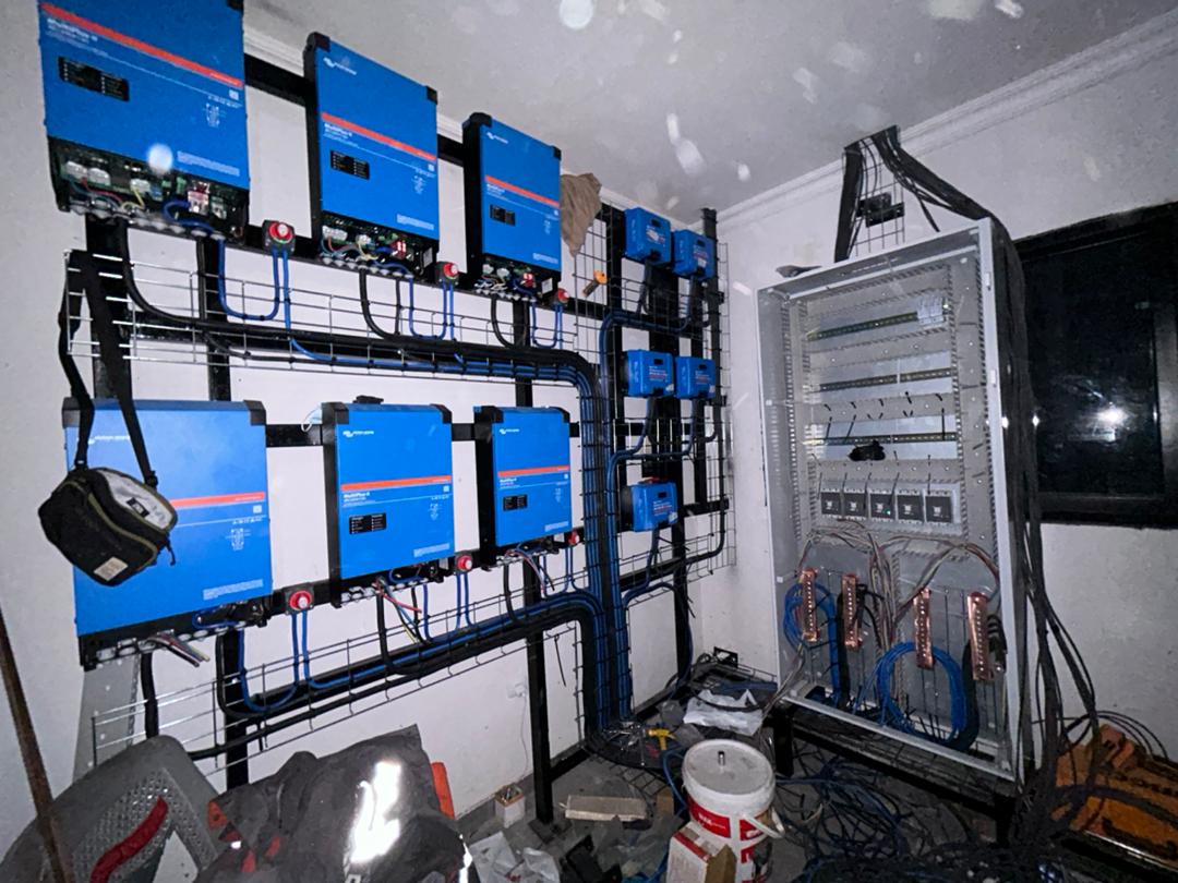 Local technique GEERS : banque d'onduleurs Victron et armoire de distribution électrique