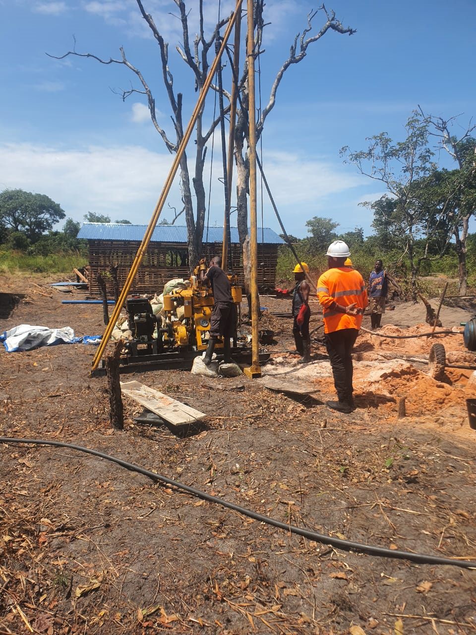 Foreuse en action sur un chantier de forage mené par GEERS