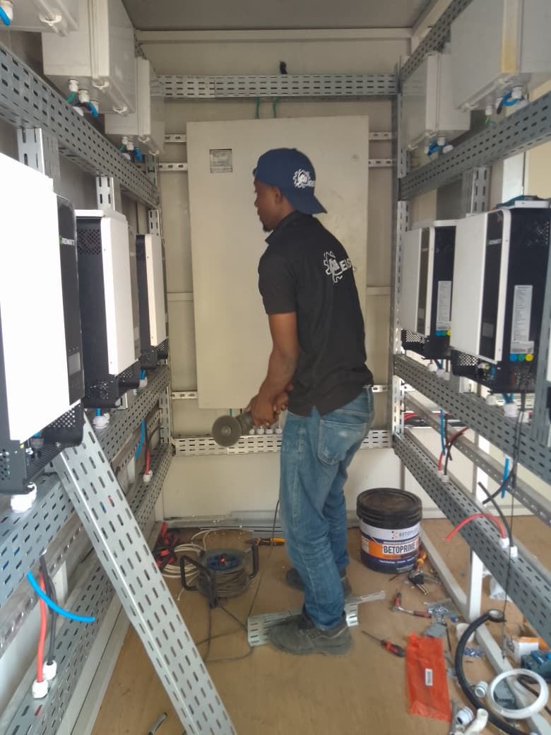 Technicien GEERS installant les conduits et chemins de câbles d&rsquo;un local de pompage
