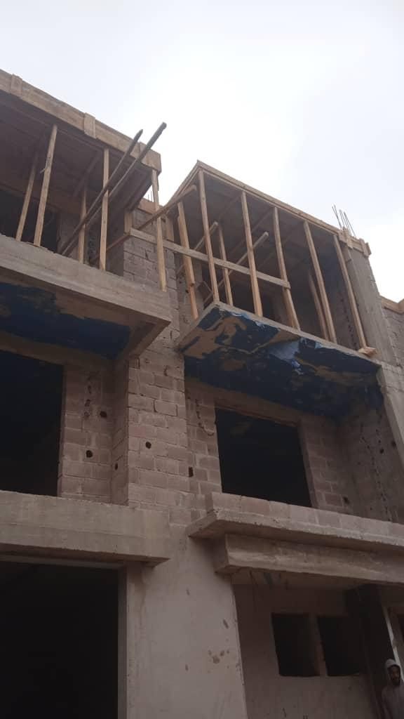 Chantier de bâtiment avec charpente de toiture en place