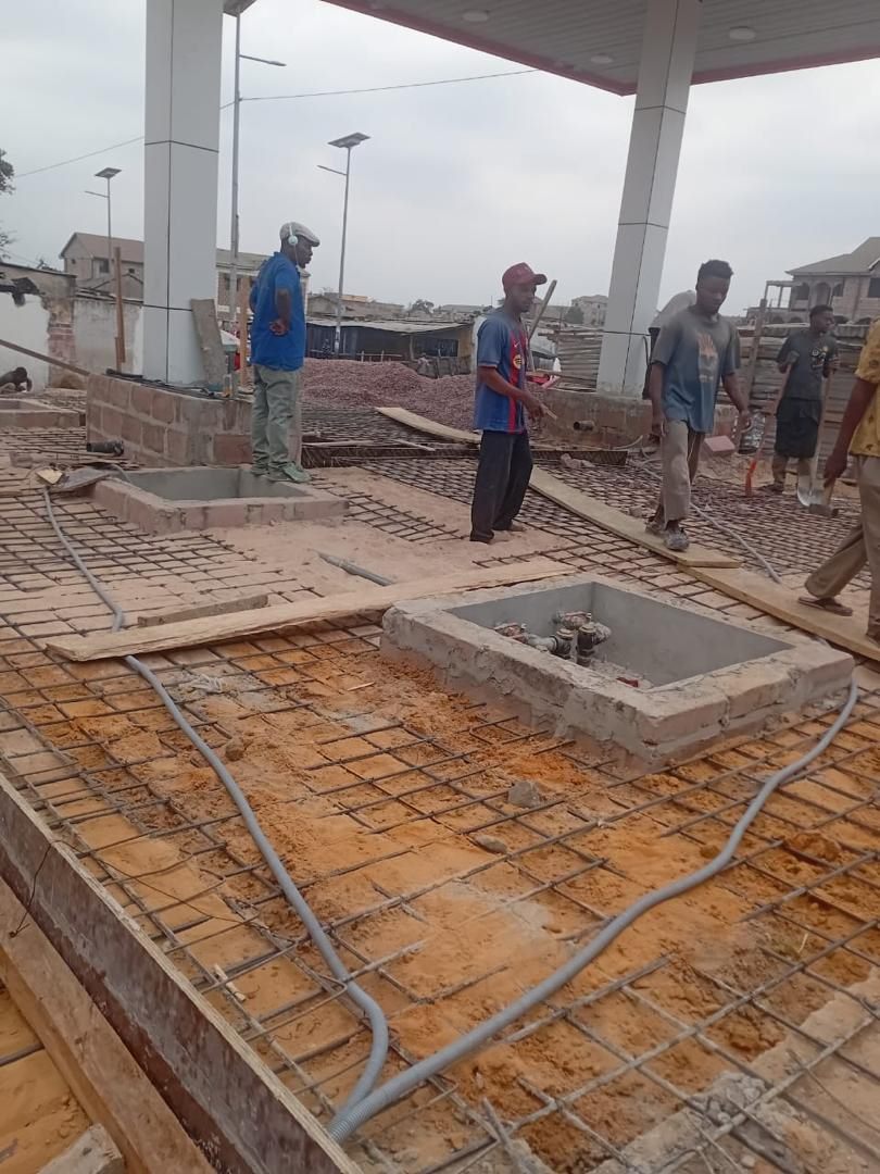 Équipes GEERS coulant une dalle sur un chantier en RDC