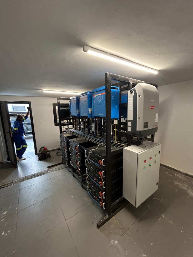 Groupe de secours et parc de batteries installés par GEERS