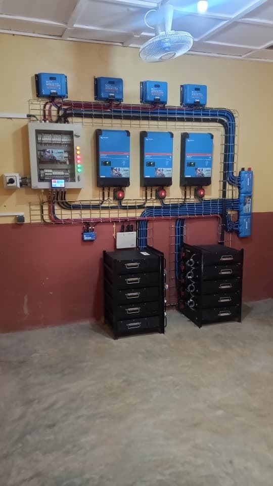 Local technique équipé d&rsquo;onduleurs et de batteries par GEERS