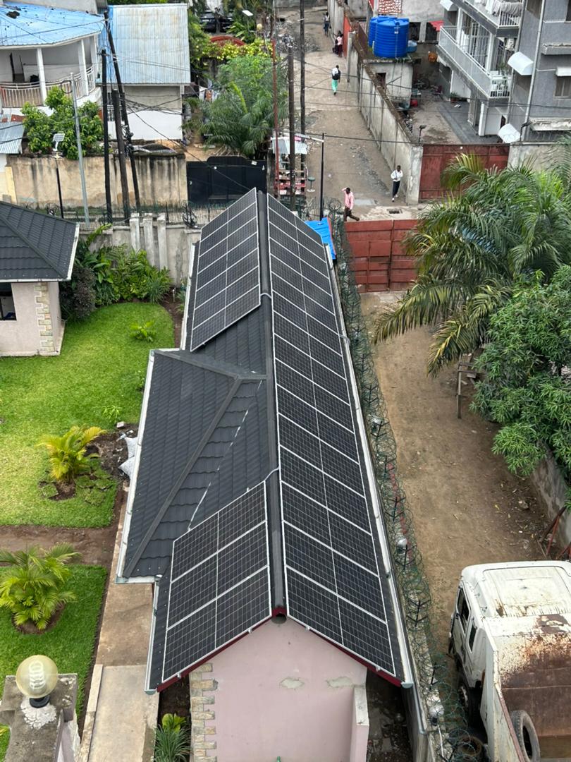 Toiture résidentielle entièrement recouverte de panneaux solaires par GEERS