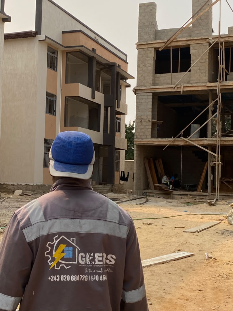 Technicien GEERS assurant le suivi d un chantier de bâtiments