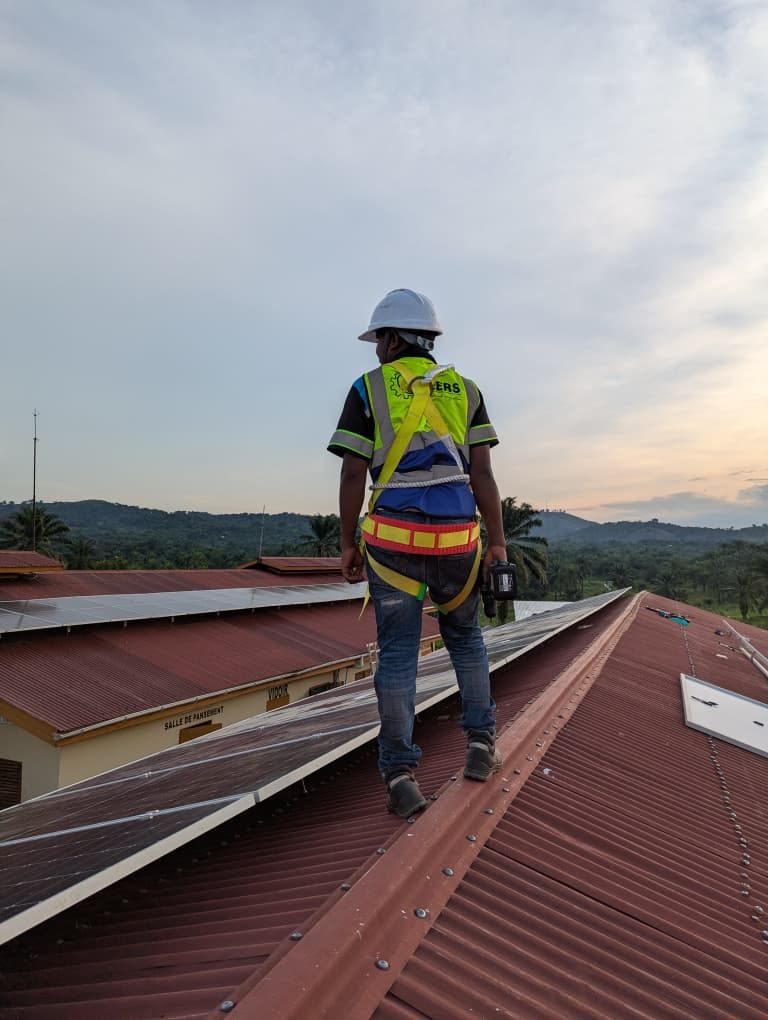 Technicien GEERS en fin de pose sur une toiture