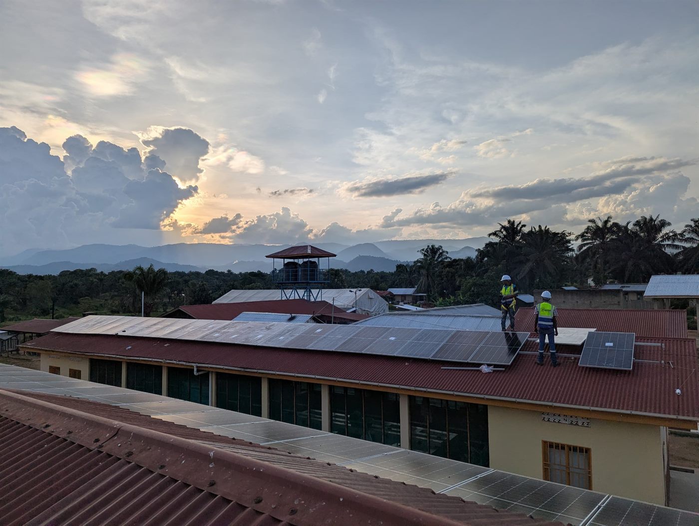 Toitures équipées de panneaux solaires par GEERS au crépuscule