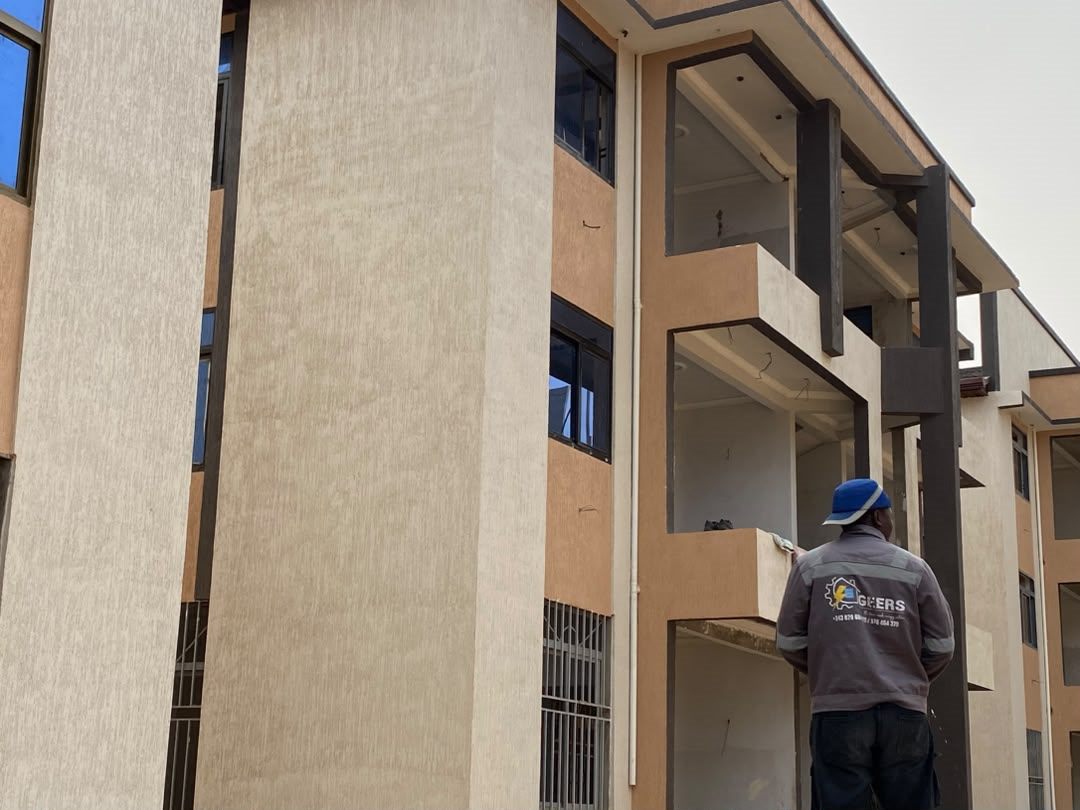 Technicien GEERS inspectant la façade d&rsquo;un bâtiment livré