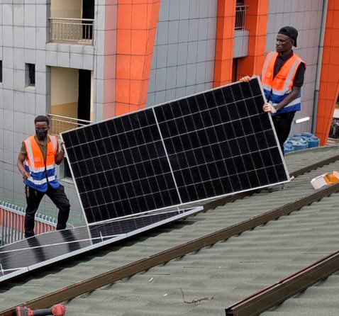 Panneaux photovoltaïques installés en toiture par GEERS