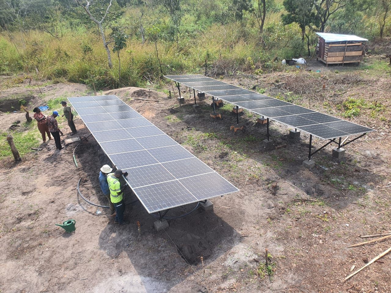 Montage d&rsquo;un champ photovoltaïque au sol par les équipes GEERS