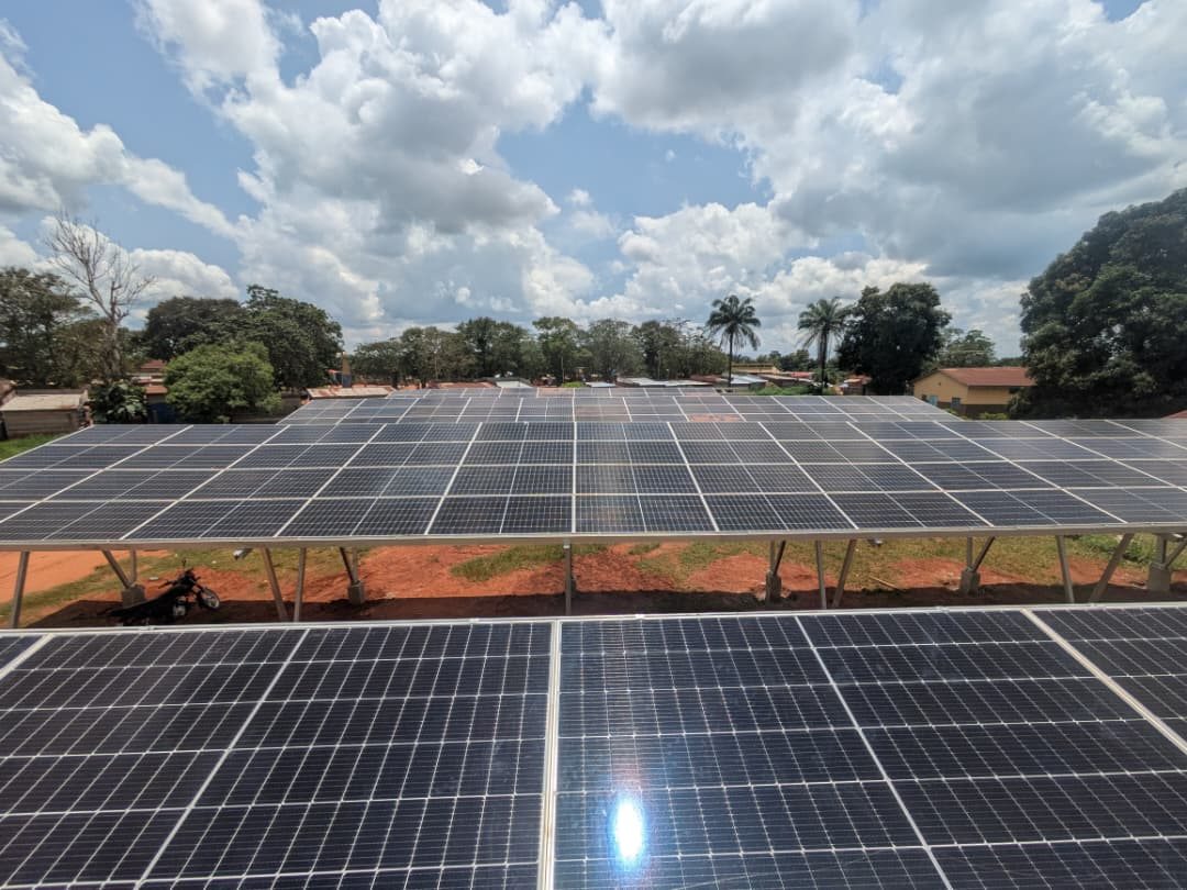 Champ de panneaux solaires installé par GEERS en RDC