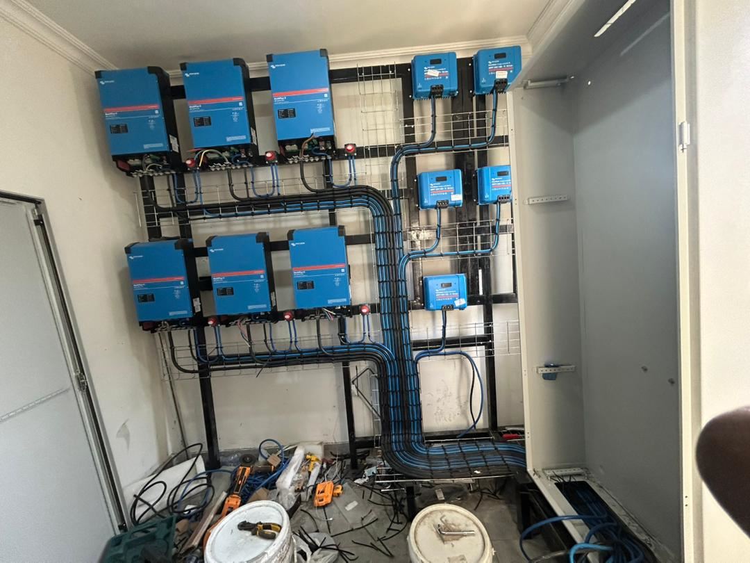 Technicien GEERS assurant la maintenance d&rsquo;un local technique photovoltaïque
