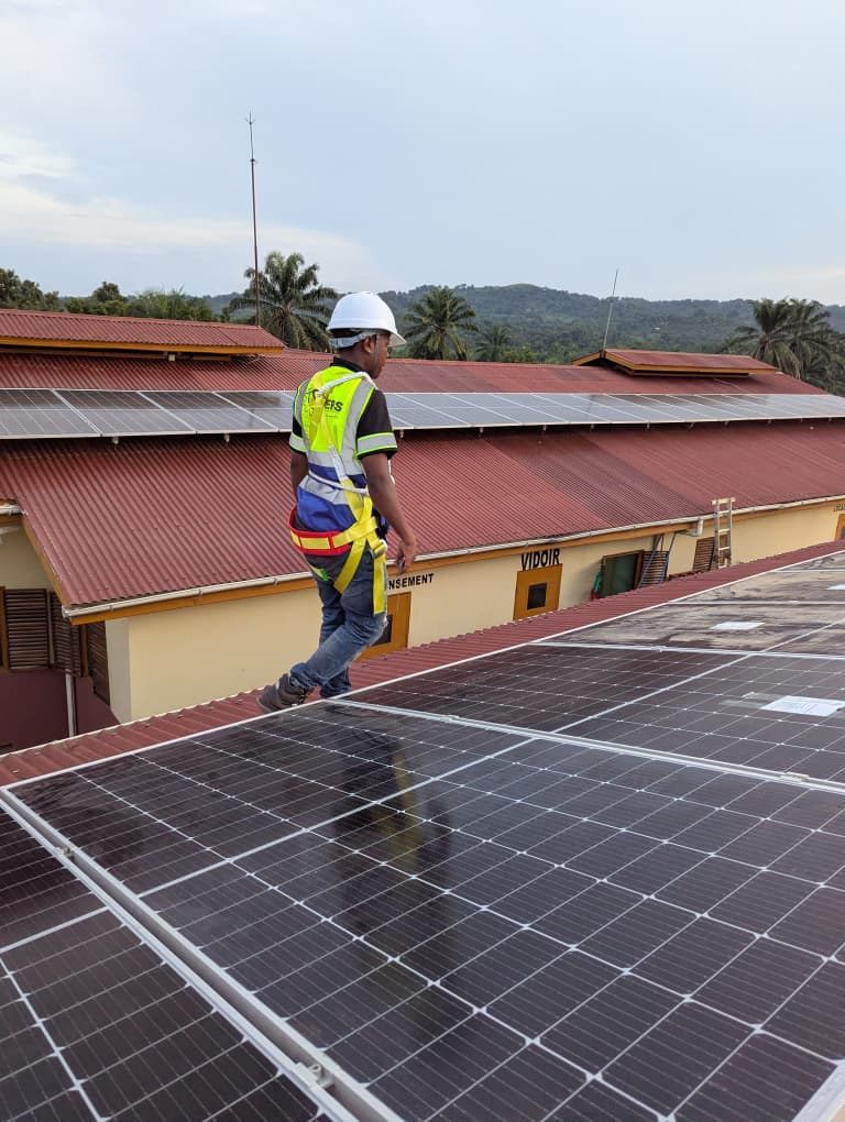Technicien GEERS sur une toiture équipée de panneaux solaires