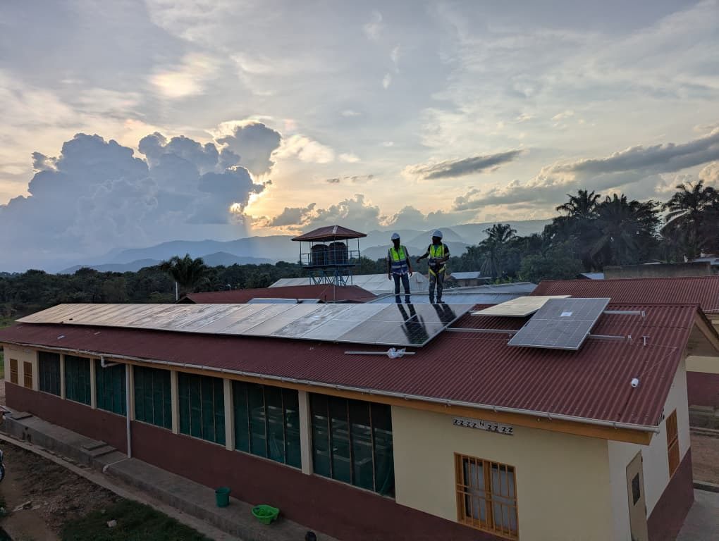 Toitures équipées de panneaux solaires par GEERS au crépuscule